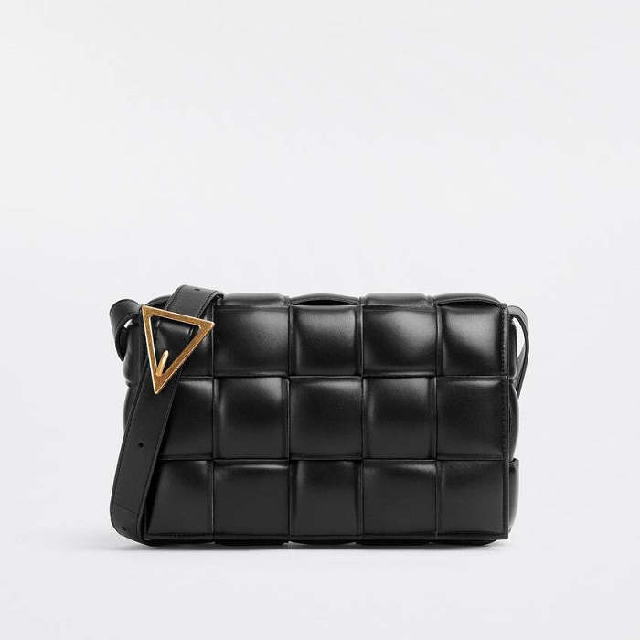 【BOTTEGA VENETA|公式サイトは正規品】多くの雑誌に掲載！2023新作💓おしゃれセレブが夢中！★泉里香、中村アンさん愛用のパデッド カセット