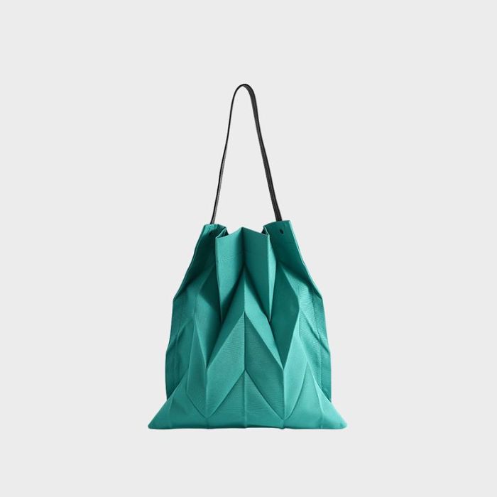 首次聯名創作！【Iittala X 三宅一生】新款褶皺女包 限量300組，時尚百搭 單肩大容量 簡約風格 貨到付款