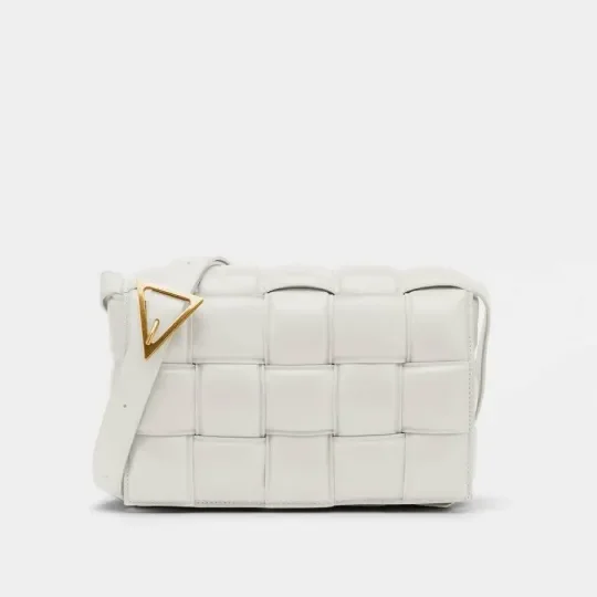 【BOTTEGA VENETA|公式サイトは正規品】多くの雑誌に掲載！2023新作💓おしゃれセレブが夢中！★泉里香、中村アンさん愛用のパデッド カセット