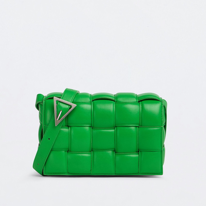 【BOTTEGA VENETA|公式サイトは正規品】多くの雑誌に掲載！2023新作💓おしゃれセレブが夢中！★泉里香、中村アンさん愛用のパデッド カセット