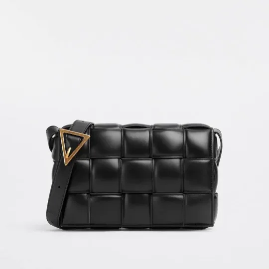 【BOTTEGA VENETA|公式サイトは正規品】多くの雑誌に掲載！2023新作💓おしゃれセレブが夢中！★泉里香、中村アンさん愛用のパデッド カセット