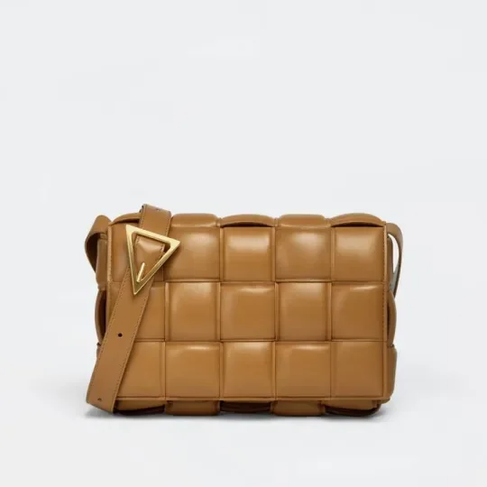 【BOTTEGA VENETA|公式サイトは正規品】多くの雑誌に掲載！2023新作💓おしゃれセレブが夢中！★泉里香、中村アンさん愛用のパデッド カセット