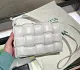 【BOTTEGA VENETA|公式サイトは正規品】多くの雑誌に掲載！2023新作💓おしゃれセレブが夢中！★泉里香、中村アンさん愛用のパデッド カセット