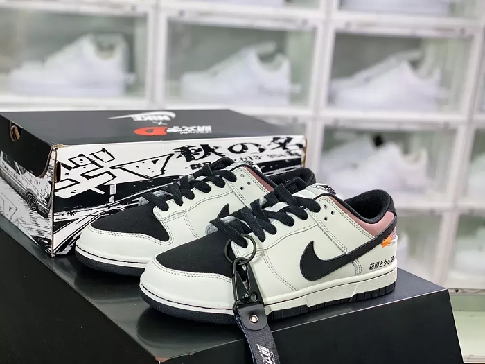★NIKE★送関込★激レア確定！世界が欲しがるプレミアムな逸足♪ 【今年の新商品】【新商品発売】頭文字D×NIKE LOW DUNKS