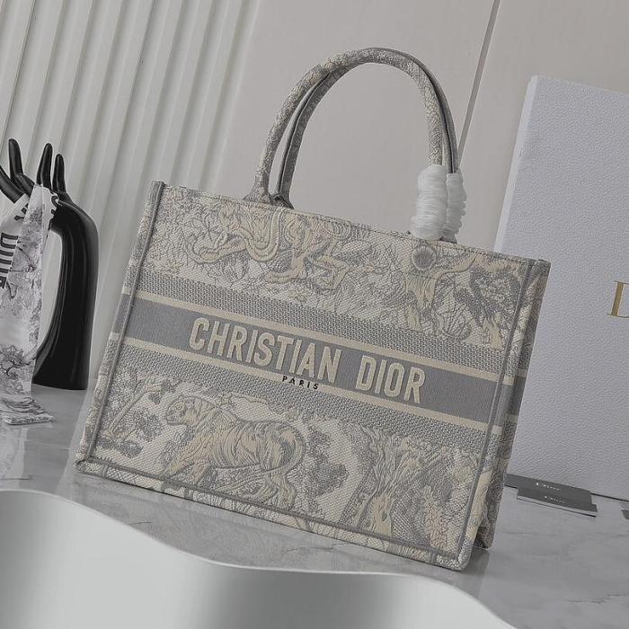 【東京免稅店代購】日本の大人気定番美品 Dior Book Tote 與經典款設計相比不遑多讓的流行度 時尚刺繡托特包