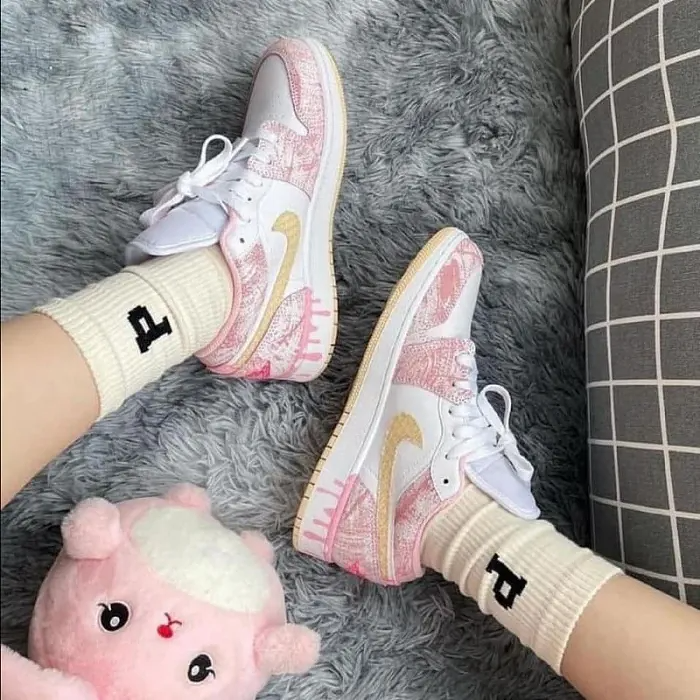 NIKE Air Jordan 1 Low GS 'Strawberry Ice Cream'