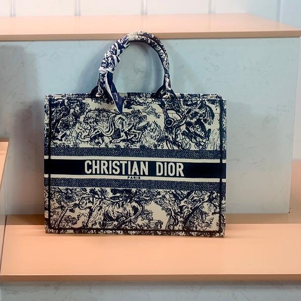 【韓国免税店購入】大人の定番美品「Dior Book Tote」定番デザインがおしゃれな刺繍トートバッグ