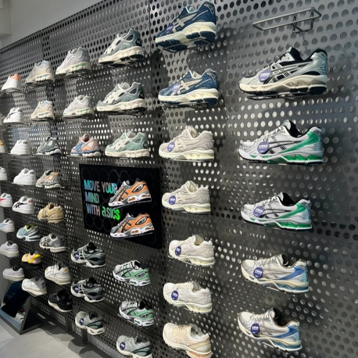 【Asics】Asics Gel-Contend 4トレンディシューズ新宿店周年記念イベント アシックススニーカーを100足限定40％オフ、なくなり次第終了