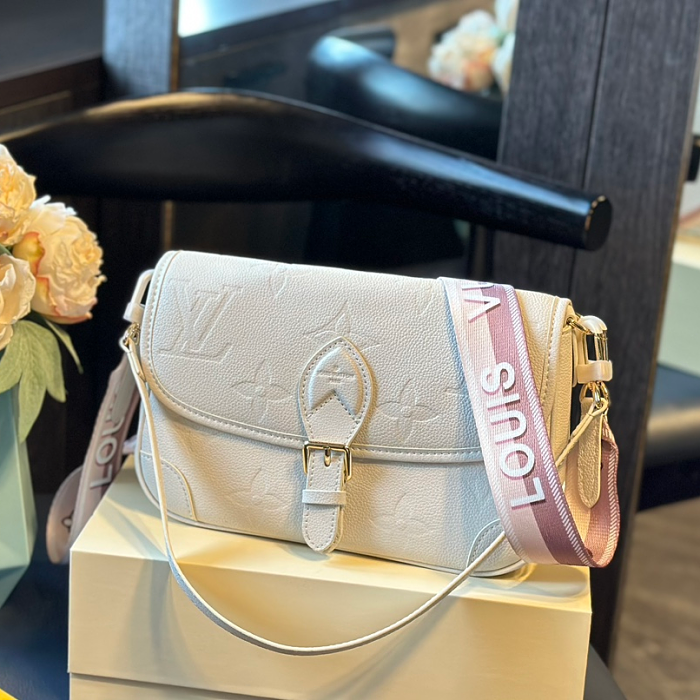 【韓国ロッテ免税店購入】Louis Vuitton  人気の定番美品 Diane クロスボディアンダーアームバッグ 超低価格割引