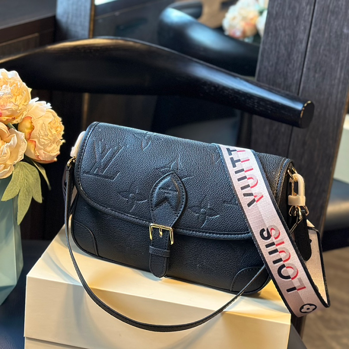 【韓国ロッテ免税店購入】Louis Vuitton  人気の定番美品 Diane クロスボディアンダーアームバッグ 超低価格割引