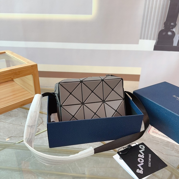 【BAO BAO ISSEY MIYAKE】三宅一生 CUBOID 斜挎單肩包 簡約個性設計感 時尚百搭 七色可選