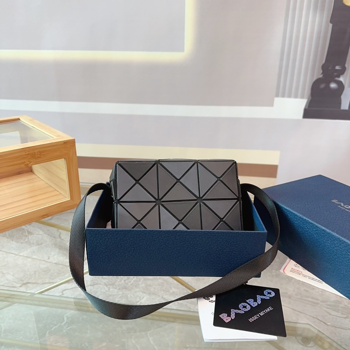 【BAO BAO ISSEY MIYAKE】三宅一生 CUBOID 斜挎單肩包 簡約個性設計感 時尚百搭 七色可選