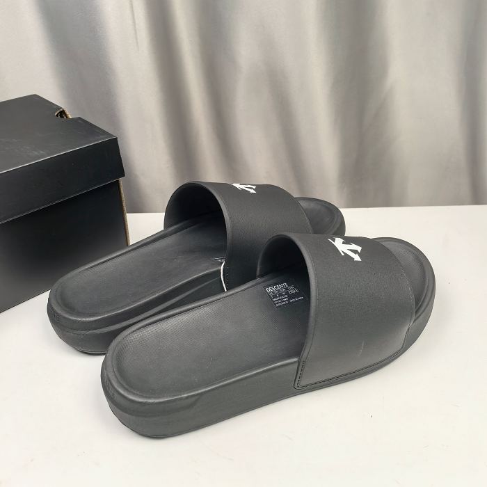 DESCENTE Chron CLOUD Simple and comfortable non-slip slippers
