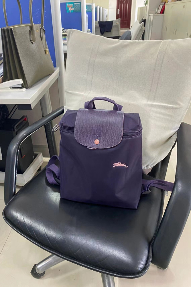 Longchamp Le Pliage Original 後背包  簡約線條和極致輕盈的材質、可折疊、並附有可調式背帶，是現代設計的完美典範