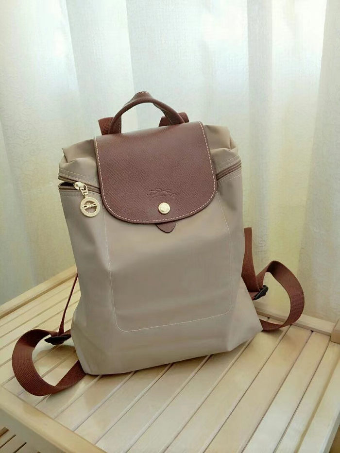 Longchamp Le Pliage Original 後背包  簡約線條和極致輕盈的材質、可折疊、並附有可調式背帶，是現代設計的完美典範