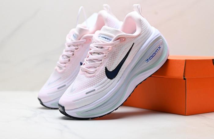 Nike Vomero Plus「Reverse Swoosh」Sneakerss