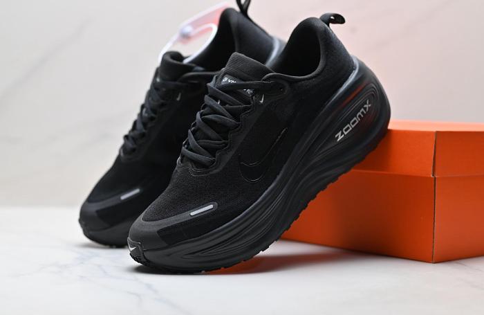 Nike Vomero Plus「Reverse Swoosh」Sneakerss