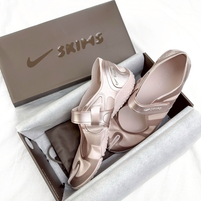 夏の足元はこれ。NikeSKIMS Air Rift  Satin Silt Red  入荷