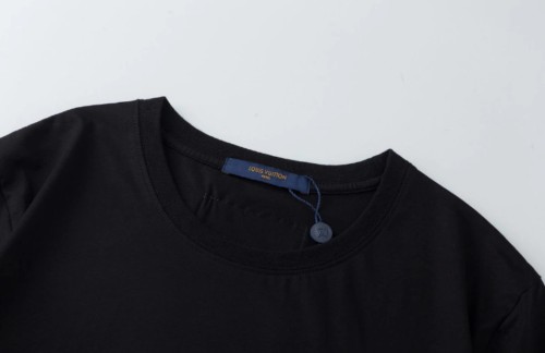 Louis Vuitton Men's and Women's Short Sleeve1-1