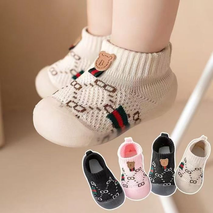 1939Jស្បែកជើង ជ័រទន់ សាច់យឺត ទ្រនាប់មានក្រលាការពាររអិល11.5cm:ប្រវេងជើង10-11cm 6-10ខែ 12.5cm:ប្រវេងជើង11.1-12cm 10-15ខែ 13.5cm:ប្រវេងជើង12.1-13cm 15-18ខែ 14.5cm:ប្រវេងជើង13.1-14cm 1.5-2.5ឆ្នាំ