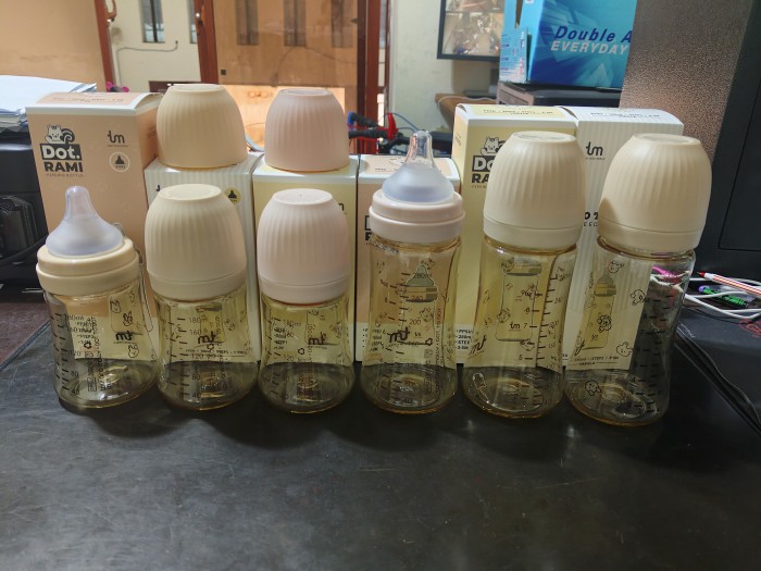 2251Jដបទឹកដោះគោ កធំ ពណ៌ទឹកតែ មាន6លេខ(180ml) :0-3ខែ:6$ 9លេខ(290ml) :3-6ខែ:6.3$ ក្បាលមឹមជ័រសុីលីកូន ទន់ល្អ