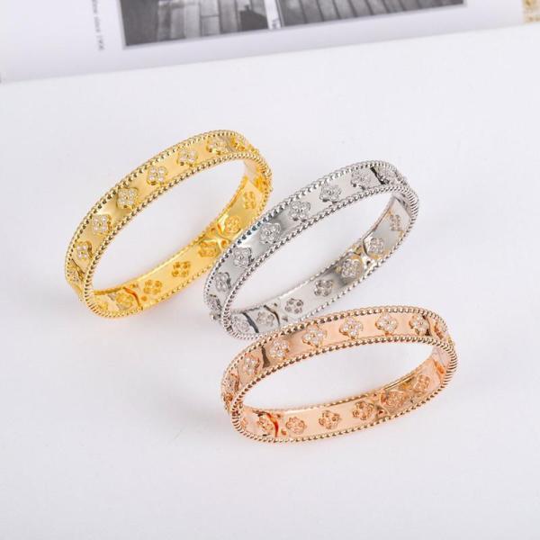 VAB30 Fashionable high quality four leaf flower bracelet gold plated