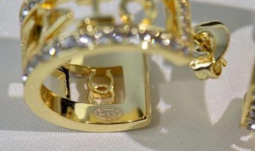 CHE112  Fragrant Fragrant Diamond Hollow Semicircle Logo Earrings
