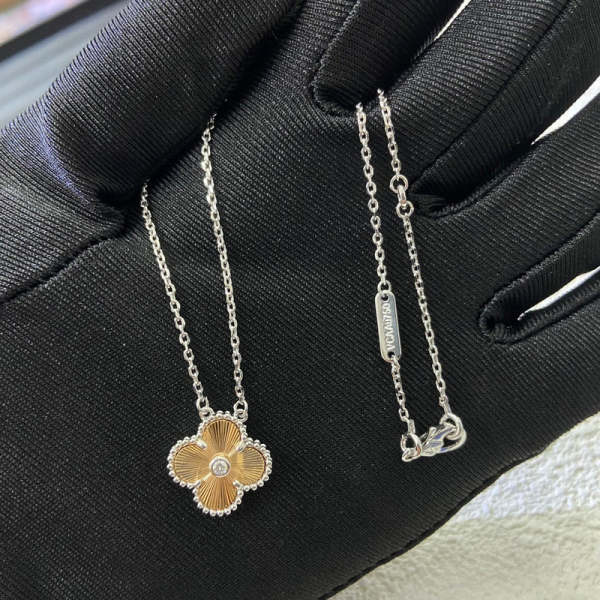 AVSN3 New color separation laser four-leaf clover single flower necklace jewelry