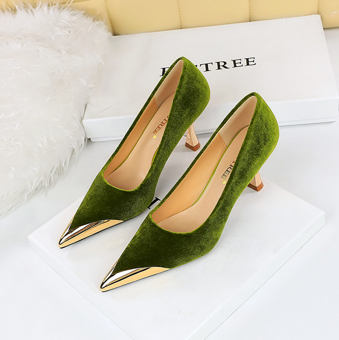 European and American fashion sexy nightclubs show slimming wine glasses with high heels, Xi Shi velvet, shallow mouth metal pointed women's singles shoes