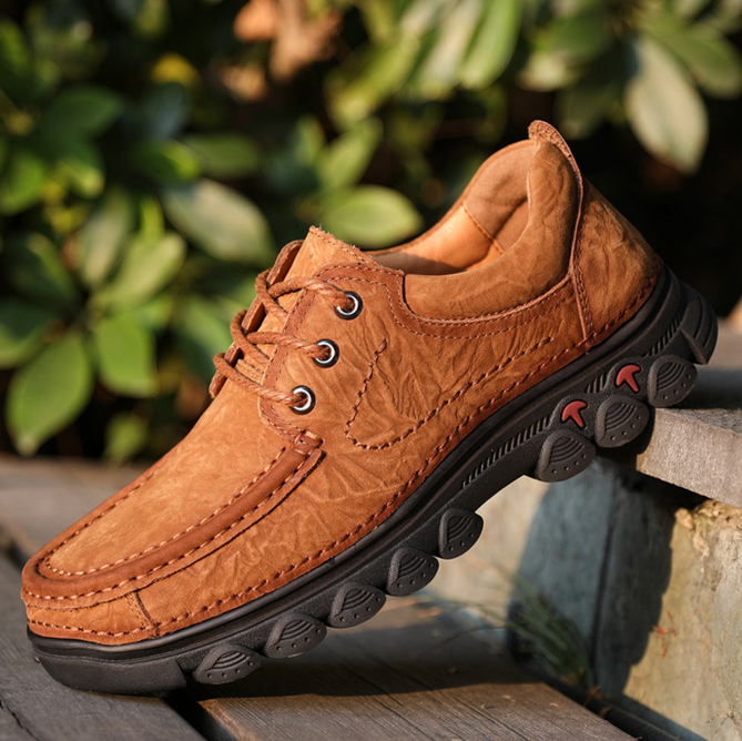 Customized cowhide lace up top layer for outdoor casual men's shoes, comfortable rubber soft soled men's shoes