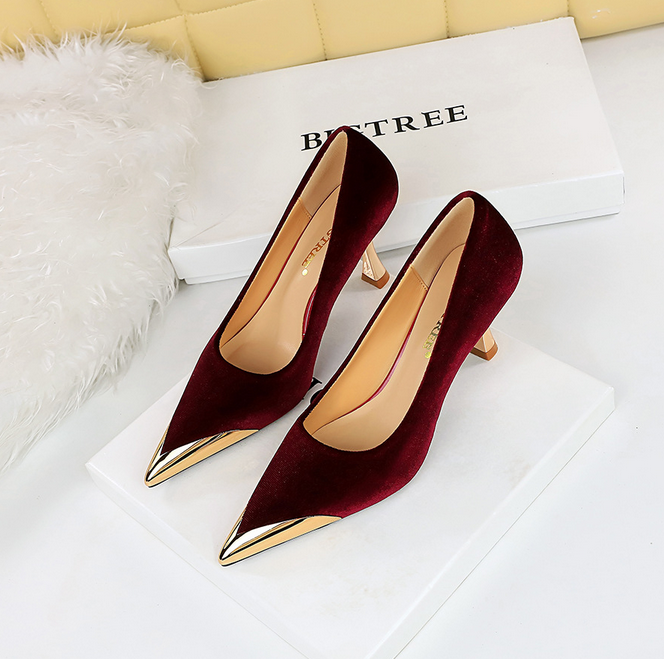 European and American fashion sexy nightclubs show slimming wine glasses with high heels, Xi Shi velvet, shallow mouth metal pointed women's singles shoes
