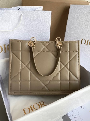 Dior Essential 36.5x28x17.5cm 