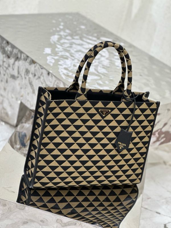 Prada 39x 31x 11cm  1BA356
