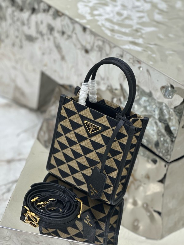 Prada 17x 19x 6cm 1BA355