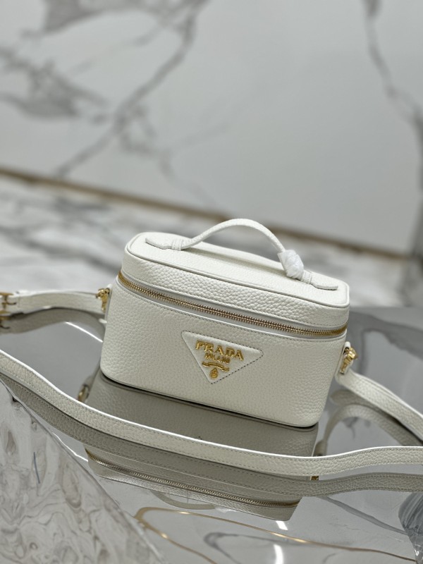 Prada  18x 11.5x 7.5cm  1BH202
