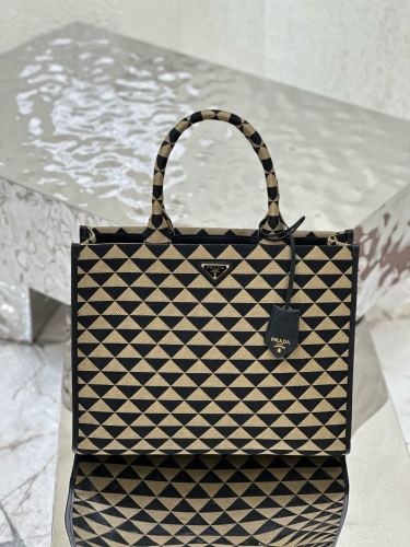 Prada 39x 31x 11cm  1BA356