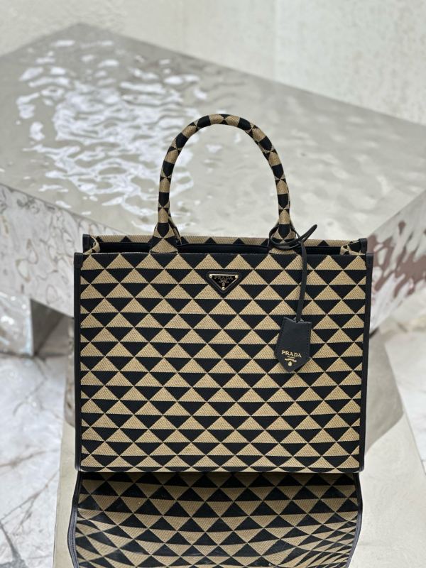 Prada 39x 31x 11cm  1BA356