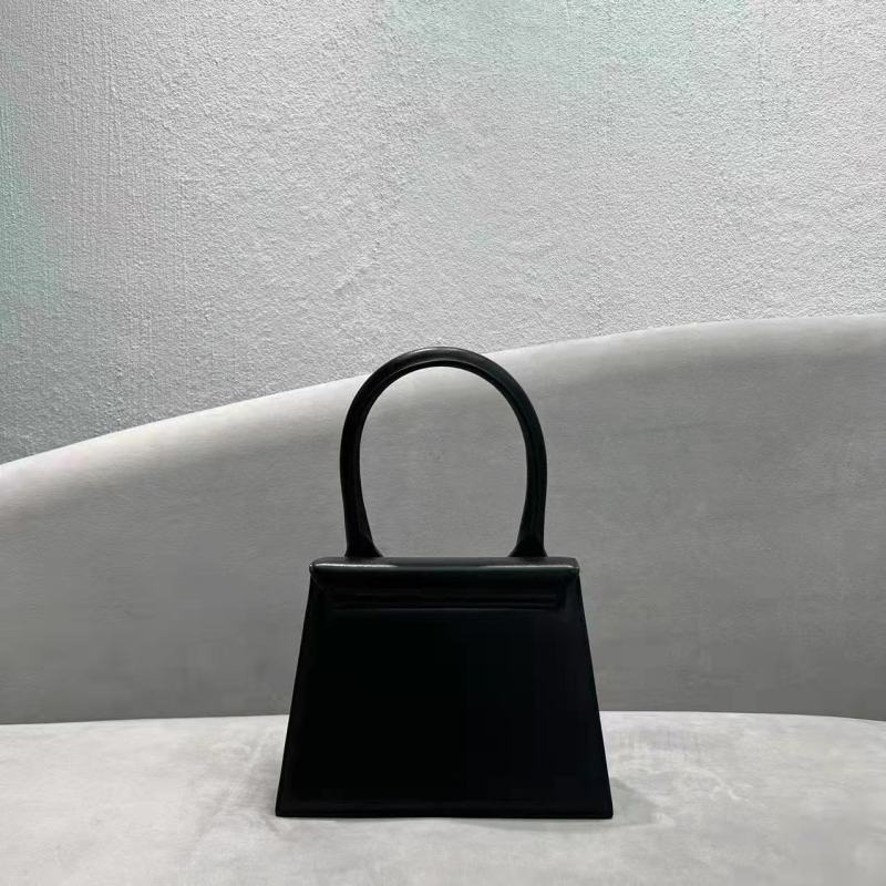Jacquemus modello: 24x18x10cm
