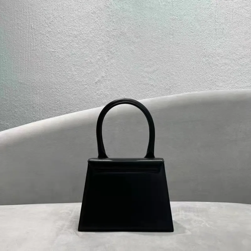 Jacquemus modello: 24x18x10cm