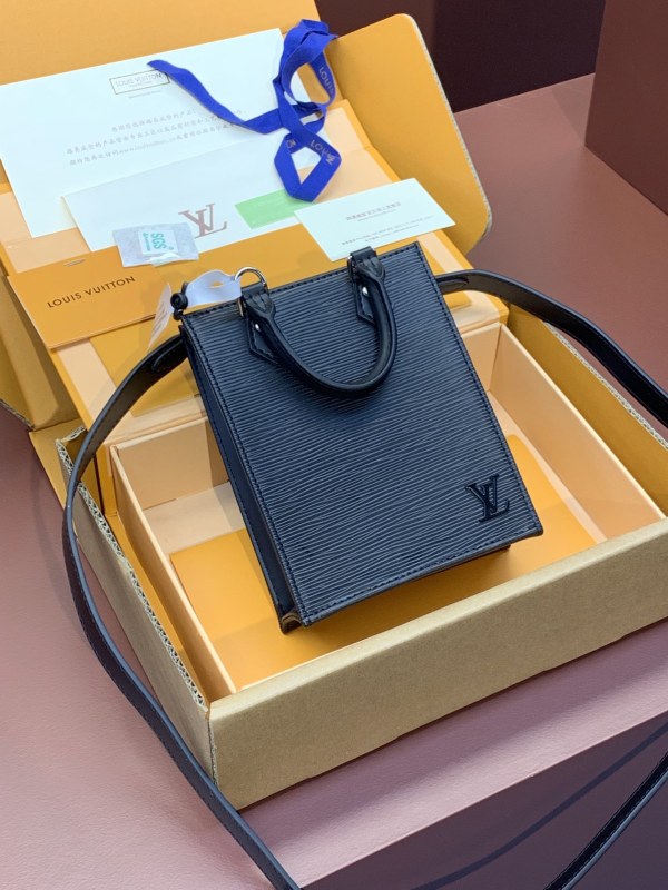 LV  M69441 14.0 x 17.0 x 5.5cm