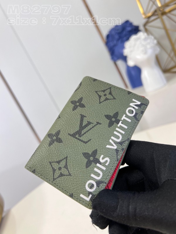 LV   M82797 7.5 x 11.1 x 1cm