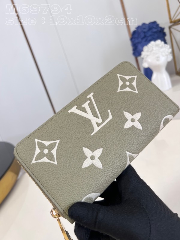 LV  M69794  19.5 x 10.5 x 2.5cm