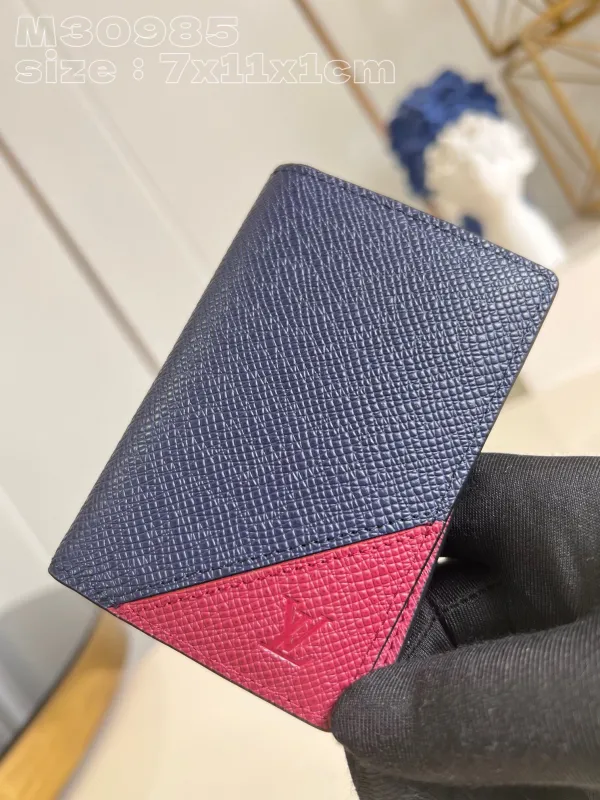 LV  M30985  7.5 x 11.1 x 1cm