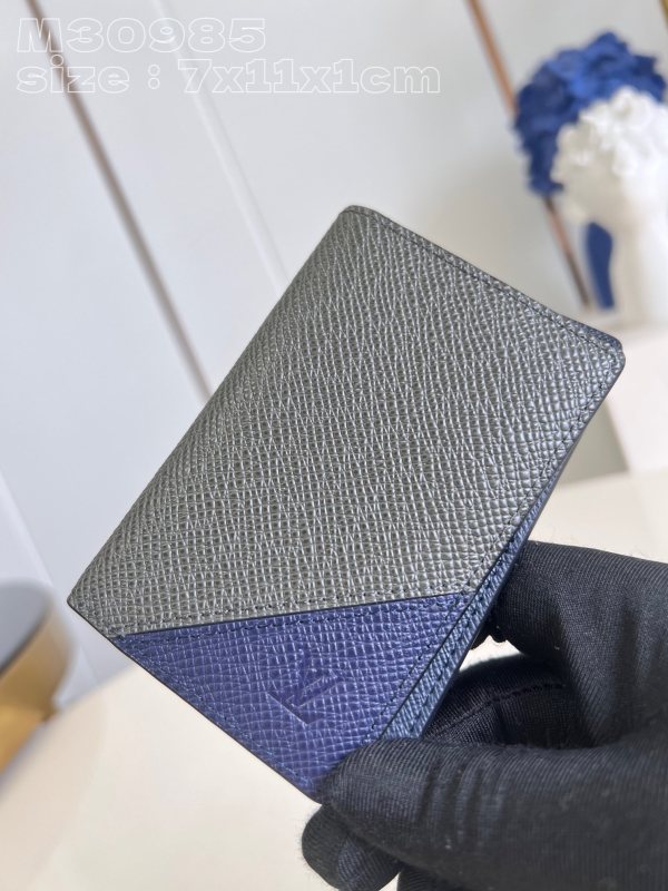 LV  M30985  7.5 x 11.1 x 1cm