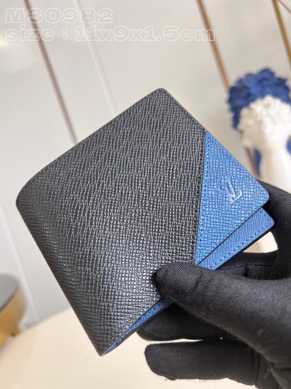 LV  M30982 11.5 x 9 x 1.5cm