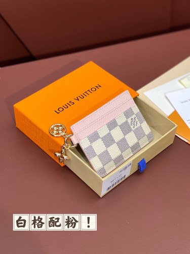 LV M82132  10.2 x 7.3 x 0.3 cm