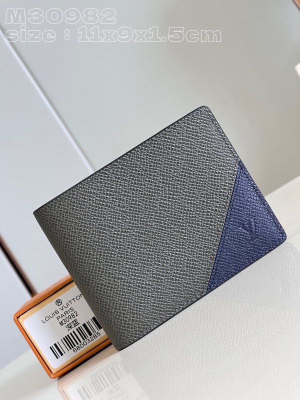 LV  M30982 11.5 x 9 x 1.5cm