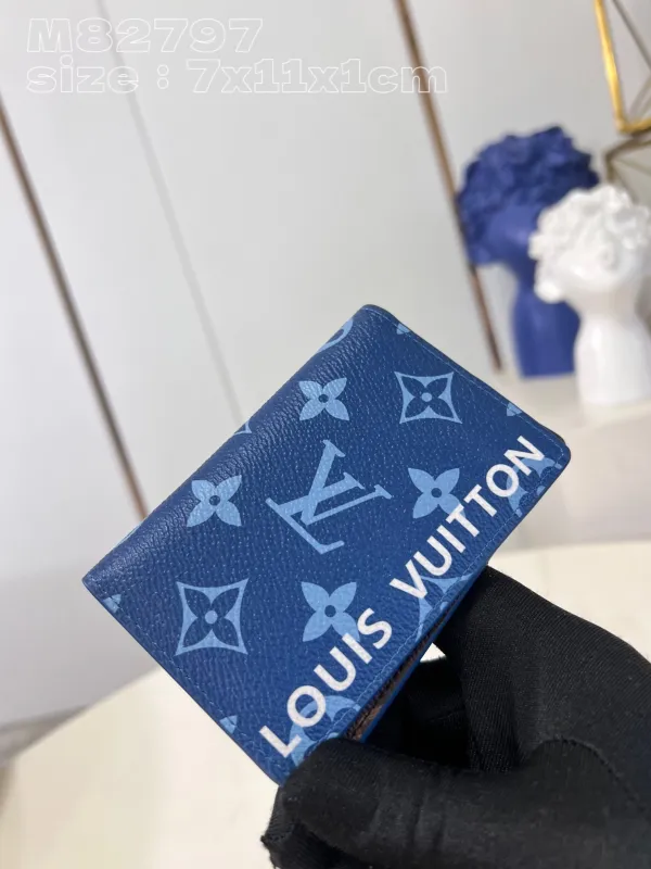 LV   M82797 7.5 x 11.1 x 1cm