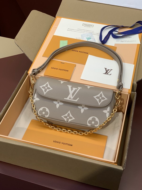 LV M82211  23.5×12×4.3cm