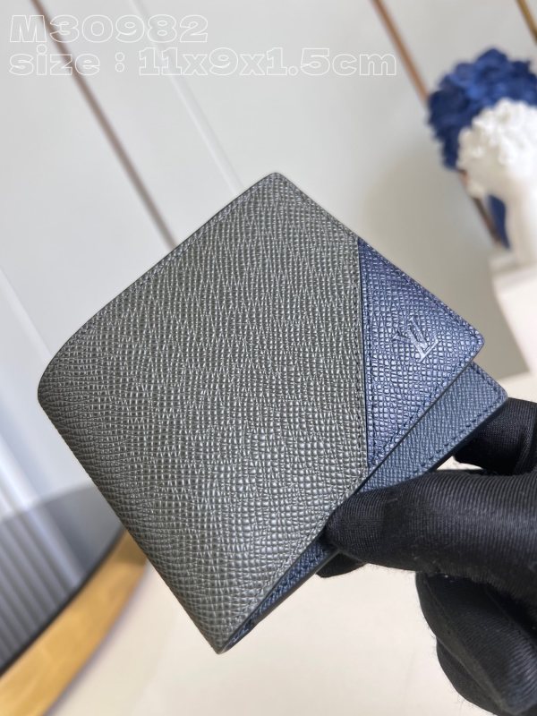 LV  M30982 11.5 x 9 x 1.5cm